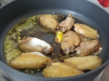 step5: 加入牛油和蒜蓉炒香，放<a href="https://bit.ly/3zHU5V3" target="_blank" data-keyword="雞翼" class="guide-link"><strong>雞翼</strong></a> <span style="display:inline-block;vertical-align:middle;margin-top:-3px;color:initial;border-radius:3px;padding:2px 3px;font-size:12px;line-height:14px;background:#87d300;color:#fff;">即買</span> 炒勻，下<span class="group_2">調味料</span>炒勻
(因應自己口味增減<span class="group_2">調味料</span>)