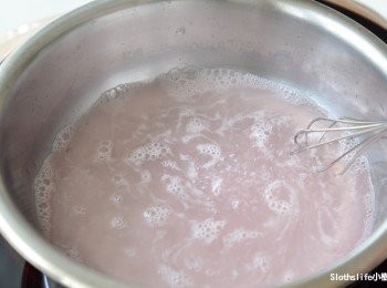 step4: 倒入櫻花粉調色，粉末溶解完畢即可關火備用
(若要做透明原味請省略此步驟)

櫻花粉2g~4.5g多寡可自行拿捏，視喜歡的粉嫩度深淺做調整