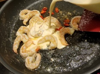 step6: 再倒入醬汁煮到蝦全熟即可