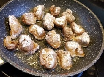 step8: 起油鑊將猴頭菇半煎炸煎至金黃,然後用竹籤串起