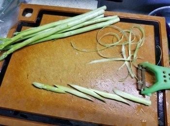 step1: 泰國蘆筍用刨刨去硬身的皮