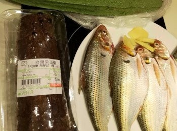 step1: 準備材料： 紫淮山去皮切片，用少許鹽水浸住備用。魚洗淨索乾水備用。角瓜去皮滾刀砌法。薑去皮切片。