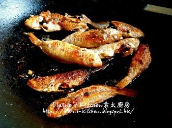 step5: 薑片放入鑊中爆香 , 放入紅衫魚煎至兩面金黃色