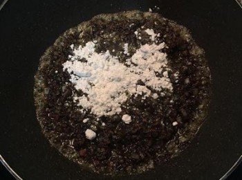 step8: 接著倒入低粉拌勻，再放入少許醬油拌炒,