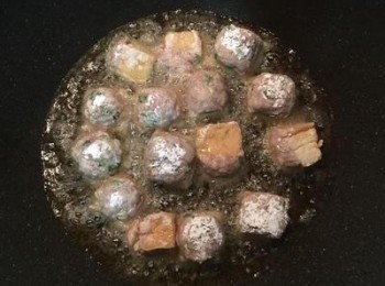 step9: 將鑲豆腐放入油鍋炸到金黃上色；