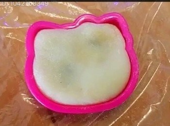 step6: 用手輕輕壓扁冰皮月餅。