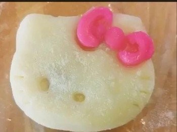 step7: Kitty樣貌模印粘些糕粉，輕輕壓入冰皮印出Kitty 様貌。
粉紅蝴蝶團做法：
用粉紅冰皮團(38克）粘此糕粉，壓入kitty內的蝴蝶結，取出放上印好的kitty樣貌冰皮上。