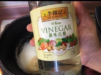 step1: 將白雲調味料細火煮溶，待涼，倒入玻璃密實盒內 待涼，待用。（若喜歡汁比較辣，可切碎辣椒仔連同白雲汁一齊煮。若不想太辣，可以煮完汁後先加辣椒碎或不加辣椒都可以）