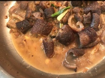 step4: 下海參，快炒，加蠔油，清湯，調味，煮至喜歡的軟硬度：
～喜歡較爽口的：大火快炒，3-5分鐘，加生粉水勾茨，上碟前灑上葱花
～喜歡較軟身的：大火炒3分鐘，轉小火蓋上鍋蓋煮5分鐘（留意湯汁是否足夠），勾芡，上碟前灑上葱花（或煮至湯汁滾起，熄火焗10～15分鐘後，用生粉水勾茨，上碟前灑上葱）