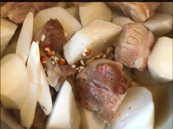 step2: 所有材料洗淨放入鍋中，加水後以中火煲滾後轉小火煲約2小時。熄火後下鹽調味即可。