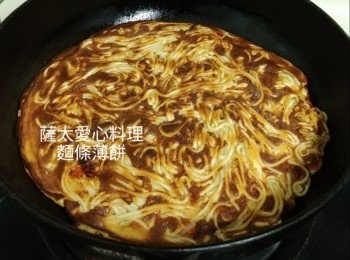 step3: 也可以返過來煎面,會更香,蛋液凝固就可以食啦。