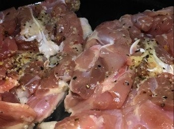 step5: 燒紅鍋，中火，下橄欖油，將雞件煎香兩面，盛起。