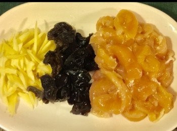 step1: 子薑切絲約3湯匙，洗淨、去皮切絲備用。
雞柳，洗淨切絲備用。
雲耳，放入溫水中浸20分鐘，洗淨、蒂備用。