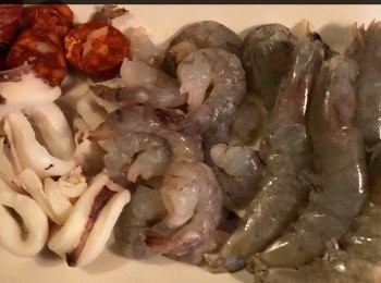 step2: 蝦仁 200克，洗乾淨及去腸備用。另6隻完整的蝦，只去腸藏備用。
魷魚洗淨、切片（以滾水略過冷河）備用，少許西班牙香腸，切片。