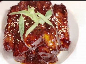 step7: 加熱開大火收汁熄火便成，撒上少許芝麻點綴便可上桌。

附註： 酸甜方面可根㯫個人口味去調整。




想知道我更多食譜，可去我Facebook 專頁。
https://m.facebook.com/carlineki/