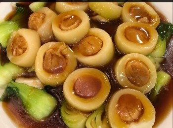 step9: 燒熱滾水放入小棠菜，加少許鹽、糖和油，將小棠菜燙熟，取出伴於節瓜甫邊。
與此同時，將之前浸過的瑤柱水，加入少許蠔油、糖、鹽和紹酒煮滾，加上生粉水成薄茨，然後淋在節瓜甫上即可。



想知道我更多食譜，可去我Facebook 專頁。
https://m.facebook.com/carlineki/