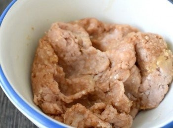 step1: 先將雞肉切碎，再用<span class="group_2">醃料</span>醃雞肉30分鐘