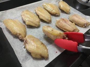 step3: 取出，並將<a href="https://bit.ly/3zHU5V3" target="_blank" data-keyword="雞翼" class="guide-link"><strong>雞翼</strong></a> <span style="display:inline-block;vertical-align:middle;margin-top:-3px;color:initial;border-radius:3px;padding:2px 3px;font-size:12px;line-height:14px;background:#87d300;color:#fff;">即買</span> 反轉再焗10-15直至<a href="https://bit.ly/3zHU5V3" target="_blank" data-keyword="雞翼" class="guide-link"><strong>雞翼</strong></a> <span style="display:inline-block;vertical-align:middle;margin-top:-3px;color:initial;border-radius:3px;padding:2px 3px;font-size:12px;line-height:14px;background:#87d300;color:#fff;">即買</span> 轉熟透