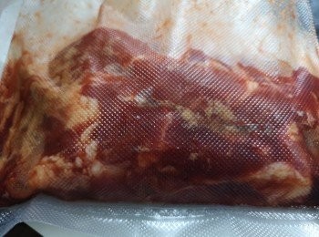 step3: 將叉燒調味料放入真空袋內，再將豬肉放入袋內，豬肉醃料汁不用放入真空袋。