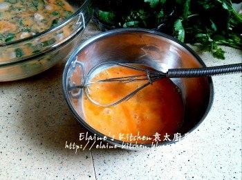 step6: 期間將餘下一隻鴨蛋拌勻成蛋液