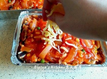 step16: 將汁料淋在豬扒上 , 再灑多多Mozzarella&Cheddar芝士碎