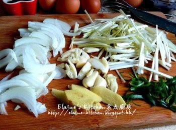 step2: 洋蔥去衣切條 , 薑去皮切片 , 蒜頭去衣拍扁 , 蔥切幼絲
