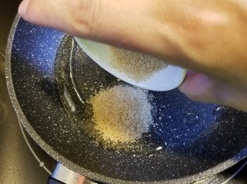 step4: 用2湯匙食用油起鑊,先落30g砂糖煮融