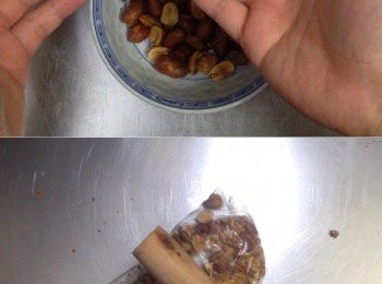step7: 熟花生用手把皮磨走，之後入袋，用麵粉桿捍碎