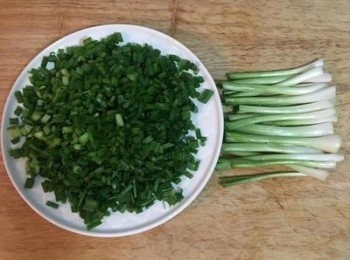 step6: 蔥綠切花，混入少許胡椒鹽備用；蔥白拍扁幫助釋放蔥香。