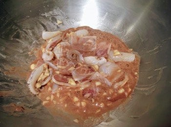 step2: 燒熱油鑊，加入蒜頭大火爆香，加入魷魚及米酒，加入<span class="group_2">調味料</span>，炒至魷魚捲起，略炒。