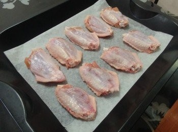 step2: 焗盤舖鍚紙，<a href="https://bit.ly/3zHU5V3" target="_blank" data-keyword="雞翼" class="guide-link"><strong>雞翼</strong></a> <span style="display:inline-block;vertical-align:middle;margin-top:-3px;color:initial;border-radius:3px;padding:2px 3px;font-size:12px;line-height:14px;background:#87d300;color:#fff;">即買</span> 放上焗盤，<a href="https://bit.ly/3zHU5V3" target="_blank" data-keyword="雞翼" class="guide-link"><strong>雞翼</strong></a> <span style="display:inline-block;vertical-align:middle;margin-top:-3px;color:initial;border-radius:3px;padding:2px 3px;font-size:12px;line-height:14px;background:#87d300;color:#fff;">即買</span> 底向上，先焗10分鐘