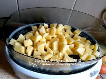 step1: 薯仔去皮切粒 , 放入電蒸鍋內蓋上蓋蒸20分鐘再焗10分鐘