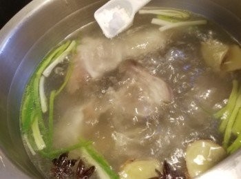step5: 加入1茶匙鹽,用中細火煮1小時煮淋豬手(中途要望吓有冇乾水)