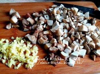 step3: 草菇用水沖洗乾淨 , 連冬菇分別切粒 , 薑去皮切細粒