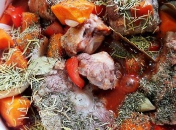 step4: 最後加入香草，鹽，黑胡椒調味。
調至細火，炆 2-3小時。食前如果汁太多太稀，可以加入一點麵粉，令其杰身一啲!