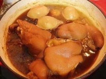 step11: 經過熬煮，醬汁已減少，豬腳柔軟又好吃！！