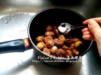 step1: 栗子放入煲內 , 加少許鹽及水蓋過栗子面 , 用中火煮滾後趁熱