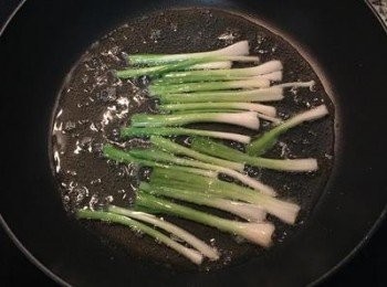 step7: 取平底鍋，將油燒熱，放入蔥白；