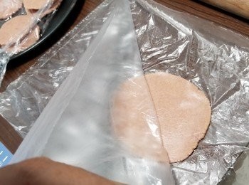 step11: 當皮雪硬身後要搓皮時，取出用一個食物袋，將食物袋剪開一邊，打開一邊袋放入一塊皮,夾住塊皮搓闊先包餡(用食物袋更易操作)