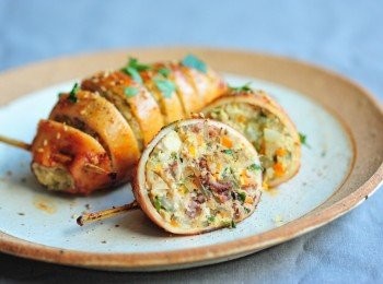 step5: 在一個煎鑊內，開中火，放半湯匙油，待鑊熱後，將魷魚原隻加入鑊內，兩邊煎香，大約3分鐘後，取出，切件便可上碟