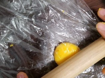 step14: 將餡用食物袋包起,碌薄