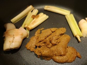 step3: 再爆南薑香茅醬。