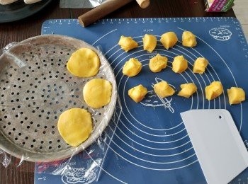 step27: 再磅出23g一粒,再壓平一塊塊放在碟上,每一層用保鮮紙隔開放入雪櫃雪起碼4小時以上待用