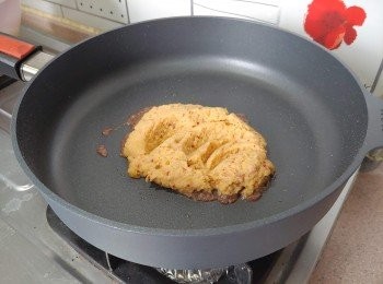 step6: 下<span class="group_3">叻沙料</span>蓉慢火炒香（不要炒焦；如太乾可加點油）