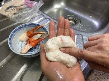 step2: 手沾小許水（Tips: 可防蝦膠黏手）， 將約50克蝦膠至手中略壓平，按出一小坑