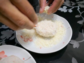 step6: 在蝦膠球上小心及均勻地沾上包糠 (Tips: 此時可再次調整蝦膠造型)