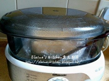 step4: 再蒸25分鐘 , 用筷子將鑊蓋留縫隙(可避免蒸出來的豆腐過老或變火山口)