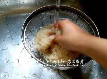step4: 白米用水沖洗及瀝乾