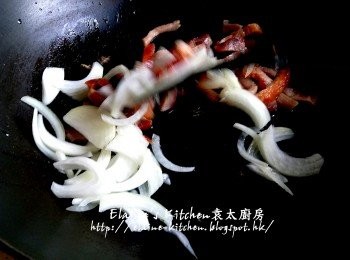 step11: 燒紅鑊 , 先加入叉燒及洋蔥爆香 , 炒至洋蔥微軟
