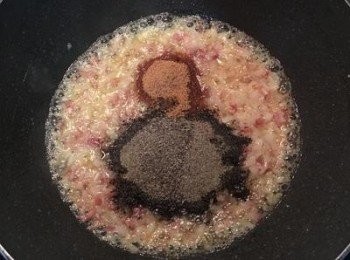 step7: 放黑胡椒和糖拌炒出香味,